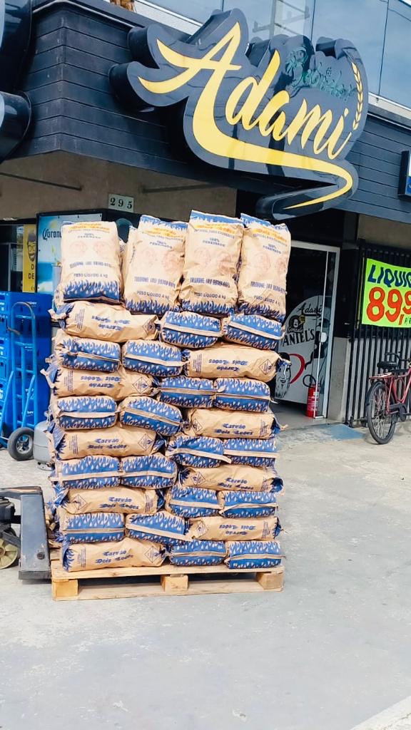 Palete de carvão Dois Leões em mercado